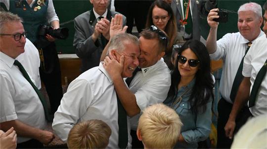 Der neue König Nicholas Ipsen freut sich über die Gratulationen.