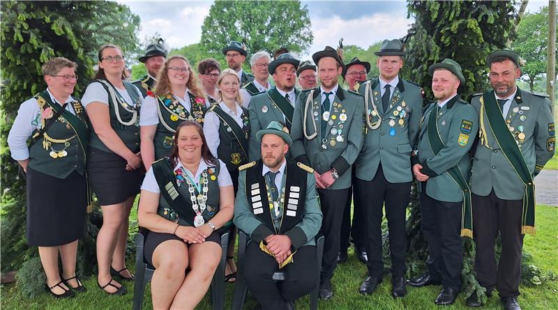 Ein Geschwisterpaar regiert die Behrster Schützen im Jubiläumsjahr Der neue König Patrick Müller und Königin Nina Pape mit ihren Garden in Behrste.