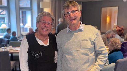 Der neue Leiter des Plattdeutschen Nachmittags Detlef Schnackenberg mit seiner Vorgängerin Hanna Hilz.