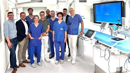 Der neue Linksherzkatheter-Messplatz wurde in der Klinik für Innere Medizin am Elbe Klinikum Stade vom Projektteam rund um Chefarzt Dr. Sebastian Philipp (5. von links) ) in Betrieb genommen.