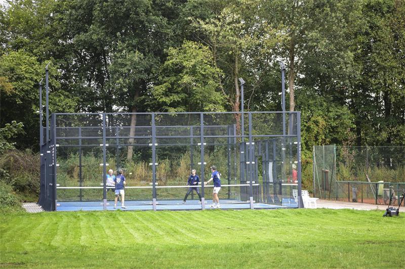 Der neue Outdoor-Padelplatz befindet sich neben der Sechs-Feld-Anlage des TC Fredenbeck.