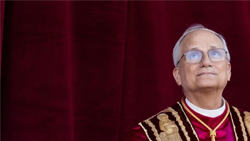 Neuer Papst Leo – der Beginn einer Ära? Der neue Papst Leo XIV. erscheint nach dem Konklave auf dem Balkon des Petersdoms. Mit ihm könnte eine neue Ära in der katholischen Kirche beginnen.