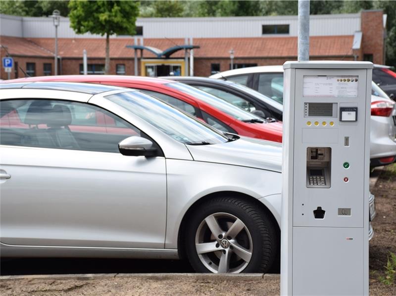 Der neue Parkautomat am Stadeum muss seit 1. Juli gefüttert werden. Foto: Strüning