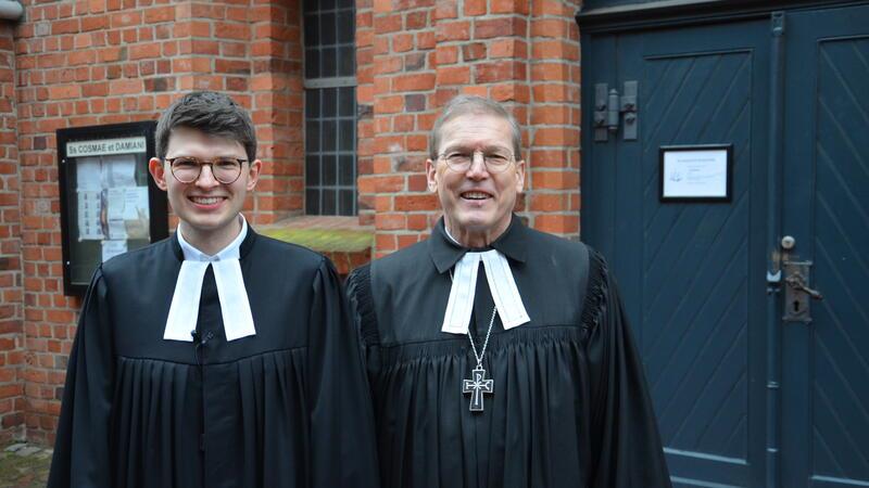 Tobias Grotefend von Regionalbischof Hans Christian Brandy ordiniert Der neue Pastor der St.-Cosmae-Gemeinde, Tobias Grotefend, mit Dr. Hans Christian Brandy (rechts).