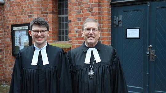 Der neue Pastor der St.-Cosmae-Gemeinde, Tobias Grotefend, mit Dr. Hans Christian Brandy (rechts).