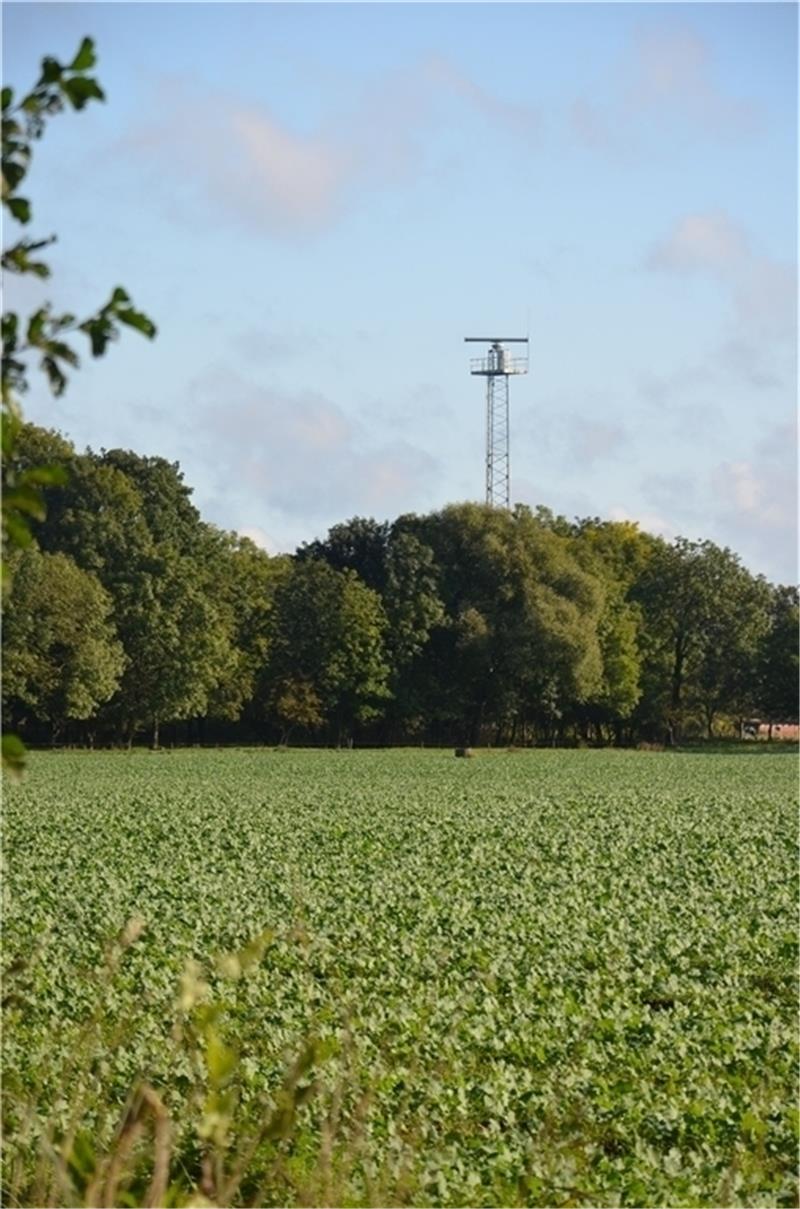 Der neue Radarturm steht in Freiburg an der Pappelallee im Außenbereich.
