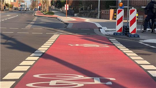 Der neue Radweg an der Harsefelder Straße ist auf Höhe Sachsenstraße bereits fertig.