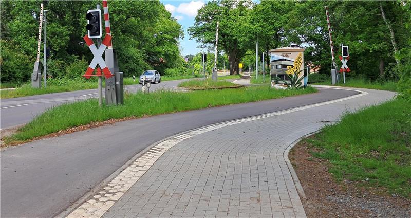 Der neue Radweg über die Bahnschienen an der Harsefelder Landstraße.