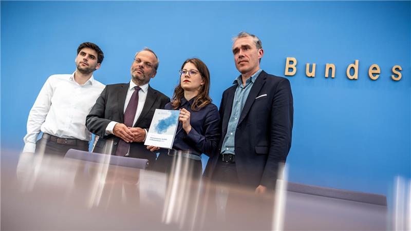 Juden in Deutschland unter Druck: Rias meldet 8.600 Vorfälle Der neue Rias-Bericht verzeichnet 77 Prozent mehr gemeldete antisemitische Vorfälle.