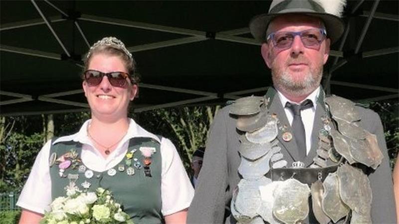 Nach Warnung des Präsidenten: Elstorf hat doch einen Schützenkönig Der neue Schützenkönig Frank Westphal, genannt „De Finkwarder Jung“, und seine Königin Laufey Ösp Grünhagen.