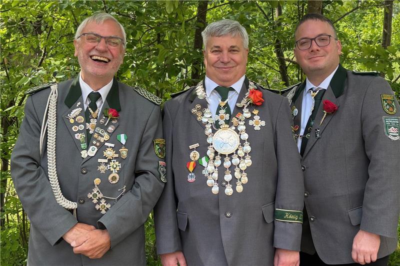 Der neue Schützenkönig Jörg Linde mit seinen Adjutanten: Hans-Hinrich Meyer (links) und Dirk Meyer.