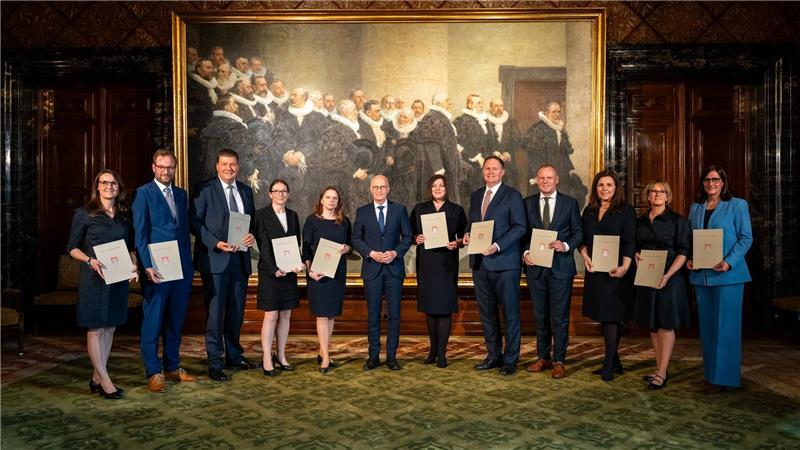 Hamburgs neuer Senat im Amt Der neue Senat von Bürgermeister Peter Tschentscher ist fast der alte: Nur Maryam Blumenthal von den Grünen rückte für Umweltsenator Jens Kerstan nach.