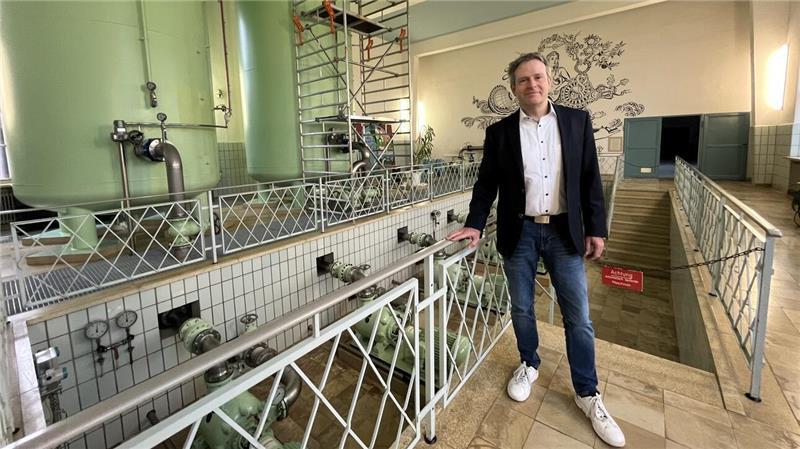 Trinkwasserverband Stader Land baut in Dollern ein neues Wasserwerk Der neue TWV-Geschäftsführer Ralf Burghartz steht in der Pumpenhalle-Halle des 1959 erbauten Wasserwerks in Dollern. Foto: Vasel