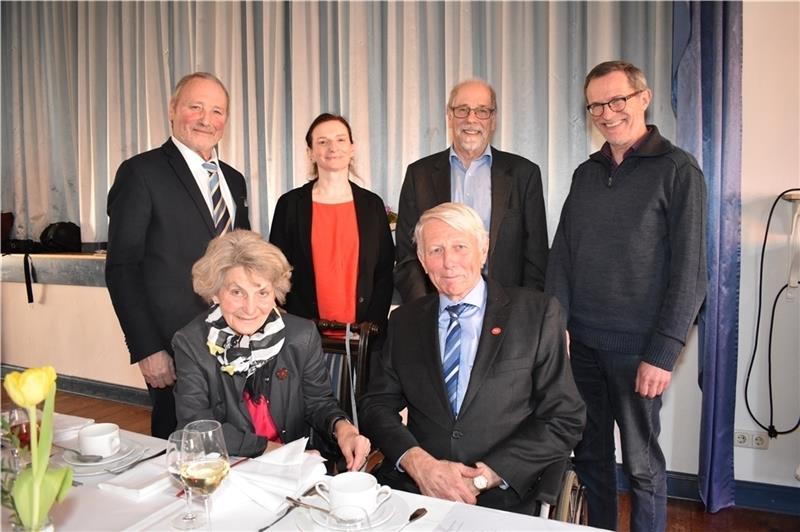 Der neue Verbandsvorsteher des Unterhaltungsverbandes Altes Land, H. Alpers-Janke, Kreisbaurätin M. Pönitz und G, Söhle von der Wasserwirtschaft des Landkreises Stade dankten Hinrich Stechmann aus Mittelnkirchen (vorne). Foto: Vasel