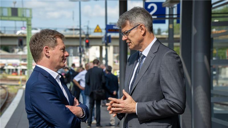 Marodes Schienennetz: Sanierungen könnten länger dauern Der neue Verkehrsminister, Patrick Schnieder (CDU, rechts), und Bahnchef Richard Lutz müssen sich noch einspielen. (Archivbild)