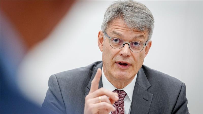 Verkehrsminister kündigt Bahn-Strategie bis Spätsommer an Der neue Verkehrsminister ist mit der Leistung der Deutschen Bahn unzufrieden.
