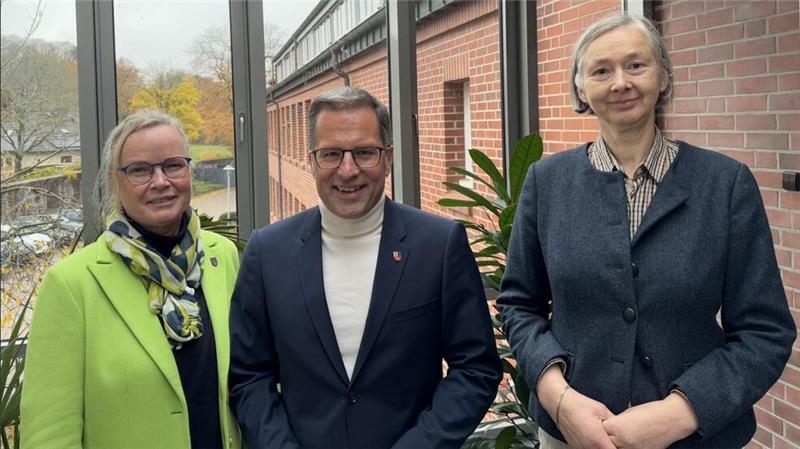 Landrat Kai Seefried ist neuer Vorsitzender des Landschaftsverbandes Der neue Vorsitzende Kai Seefried mit den neuen Vorstandsmitgliedern Anke Fahrenholz (links) und Dorothea von Rex-Gröning.