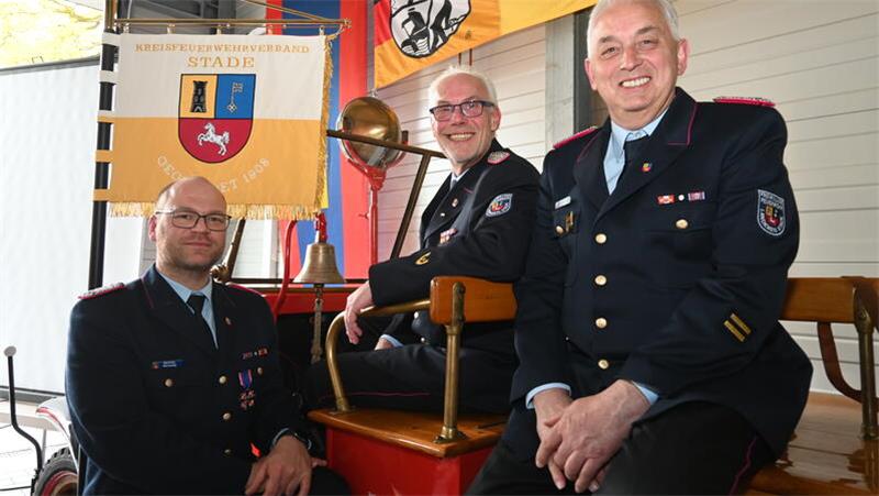 Der neue Vorsitzende des Kreisfeuerwehrverbandes Stade, Henning Klensang, und sein Stellvertreter Thorsten Hellwege (rechts) nehmen den Ehrenvorsitzenden Peter Winter in ihre Mitte.