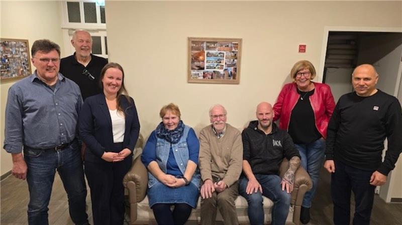 Neuer Vorstand: SPD Fredenbeck hat Vorsitzende mit bekanntem Namen Der neue Vorstand der SPD Fredenbeck (von links): Ernst-Wilhelm Cordes, Hans-Ulrich Schumacher, Corinna Lange, Heidi Dankers-Kloth, Hans-Georg Hofer, Florian Lange, Petra Tiemann und Ilhan Akkilic. Es fehlt Laura Kahnert.