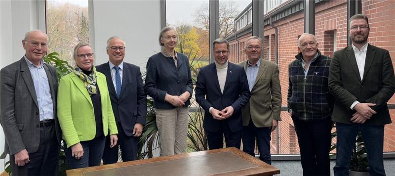 Landrat Kai Seefried ist neuer Vorsitzender des Landschaftsverbandes Der neue Vorstand des Landschaftsverbandes Stade (von links): Dr. Bernd Kappelhoff, Anke Fahrenholz, Stefan Schwenke, Dorothea von Rex-Gröning, Kai Seefried, Dr. Georg von der Decken, Dr. Axel Behne, Dr. Stefan Hesse. Nicht auf dem Bild: Marco Prietz.
