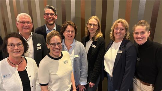 Der neue Vorstand des Wirtschaftsvereins Buxtehude mit Geschäftsführerin (von links): Susanne Bardenhagen, Vorsitzender Stefan Babis, Birte Christiansen, Carsten Schwerdtfeger, Christiane Erber, Anne-Kathrin Kahrs, Geschäftsführerin Stefanie Feindt und Katharina Bodmann. Dem Vorstand gehört zudem Niels Schütte an.