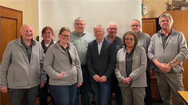 Der neue Vorstand (von links): Uli Koch, Inge Vagts, Sophie Hohmeister, Thorsten Lüchau, der Kandidat für den Posten des Samtgemeindebürgermeisters, Tim Siol, Frank und Brigitte Havemann, Detlef Heins und Rainer Schnackenberg. Es fehlen Silke Meyer und Matthias Hartlef.