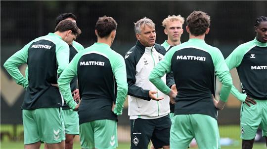 Der neue Werder-Trainer Horst Steffen und seine Spieler.
