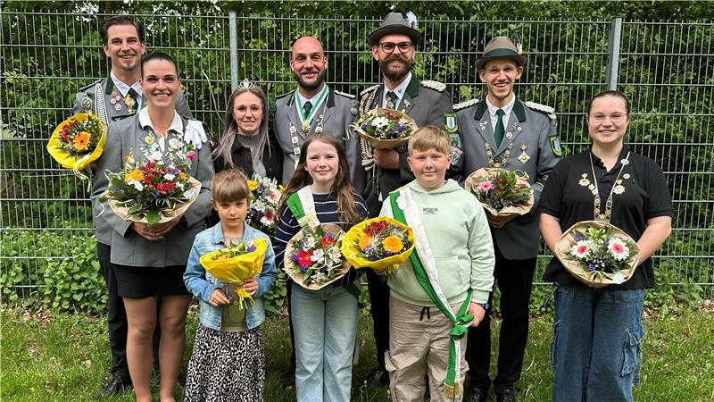 Wiepenkathen: Schützenkönig will frischen Wind in den Verein bringen Der neue Wiepenkathener Schützenkönig Sebastian Klabunde (hinten Mitte, ohne Hut) freut sich über seinen Erfolg und das junge Würdenträger-Team.
