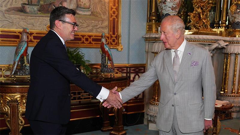 Hoffnungsträger einer Nation: Burnham ist britischer Premier Der neue britische Premierminister Andy Burnham (l.) mit König Charles III.