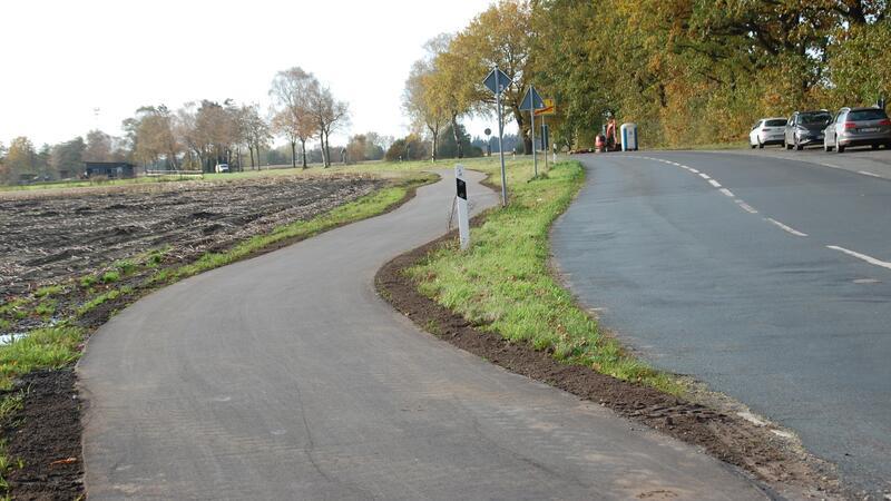 Der neue und 2,5 Meter breite Radweg entlang der K48 verbindet die Dörfer Bargstedt und Brest.