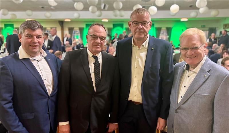 Der neue und der alte Aufsichtsratsvorsitzende nebeneinander: Jan Peter Höft folgt auf Henning Ehlers. Daneben Raisa-Vorstand Andreas Pape und Axel Lohse (von links).