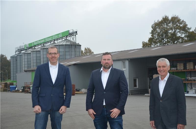 Der neue und der alte Aufsichtsratsvorsitzende der Raiffeisen Weser-Elbe, Matthias Swiontek (Mitte) und Klaus Wist (rechts), mit dem hauptamtlichen Vorstand Dr. Hauke Bronsema. Foto: von Allwörden