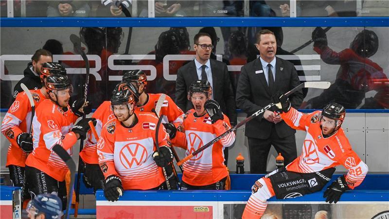 Der neue und der alte Trainer der Grizzlys Wolfsburg: Tyler Haskins (l) und Mike Stewart in gemeinsamen Zeiten hinter der Bande.