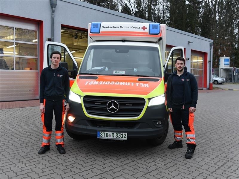Der neueste Rettungswagen in der Rotkreuz-Flotte steht an der Wache in Buxtehude: Auszubildender Gerrit Bargmann (links) und Notfallsanitäter Gerrit Neufeld rücken zu einem Notfall aus.