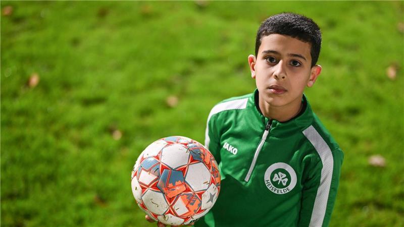 Der neunjährige Fußballer Wasen Al-Ali auf dem Sportplatz in Heisfelde.