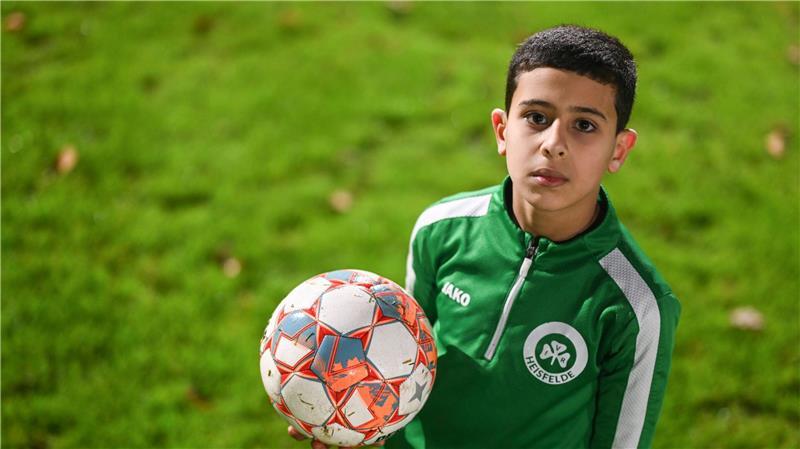 Der neunjährige Fußballer Wasen Al-Ali auf dem Sportplatz in Heisfelde.