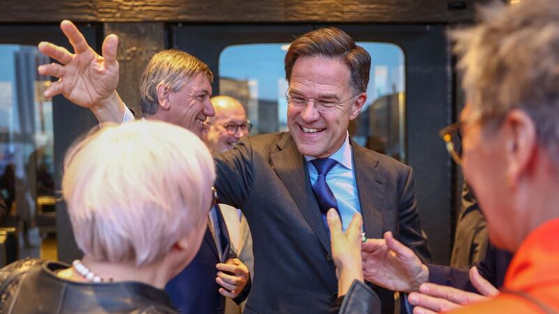 Scholz-Rede zur Eröffnung der Leipziger Buchmesse gestört Der niederländische Ministerpräsident Mark Rutte begrüßt die Kulturstaatsministerin Claudia Roth vor der Eröffnung der Leipziger Buchmesse im Gewandhaus.