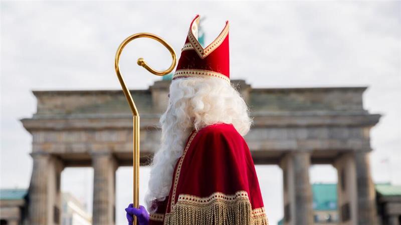 Wer uns während der Weihnachtszeit ins Haus kommt Der niederländische Sinterklaas reist traditionell mit dem Dampfschiff an. (Archivbild)