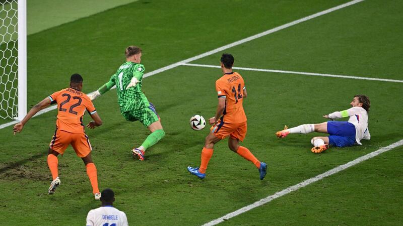 Der niederländische Torhüter Bart Verbruggen pariert einen Schuss von Antoine Griezmann (r).