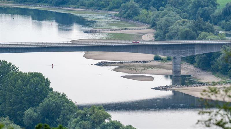 Wie das Niedrigwasser der Wirtschaft zusetzt Der niedrige Wasserstand der Donau legt Sandbänke frei.