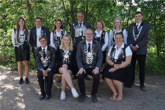 Der noch amtierende König Till Meyer (vorne, Mitte) und die noch amtierenden Würdenträger. Foto: Archiv