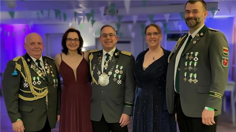 Große Sause im Dorf: Kutenholzer Schützen feiern Jubiläum mit Sternmarsch Der noch amtierende Schützenkönig des Moisburger Schützenvereins Olaf Leipold mit Ehefrau Jeanette (Zweite von links) und seinen Adjutanten Michael Müller (links) und Nicole und Christian Weißer.