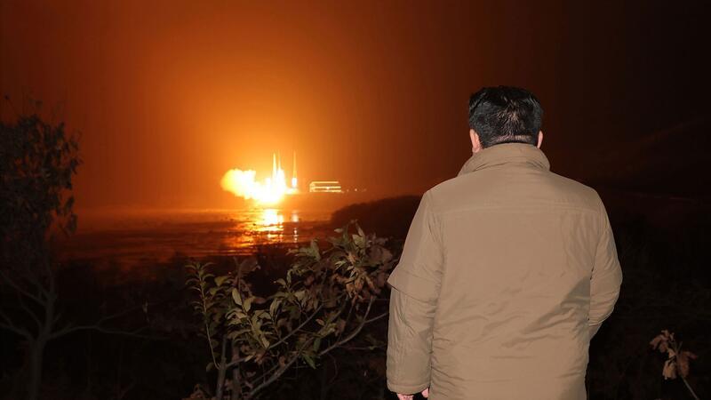 Nordkorea: Satellit erfolgreich ins Weltall gebracht Der nordkoreanische Machthaber Kim Jong Un beobachtet den Start einer Rakete vom Typ „Chollima-1“. Der Inhalt dieses Bildes kann nicht unabhängig verifiziert werden.