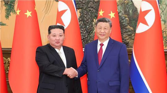 Der nordkoreanische Machthaber Kim Jong Un (l) trifft den chinesischen Präsidenten Xi Jinping in der Großen Halle des Volkes. (Archivfoto)