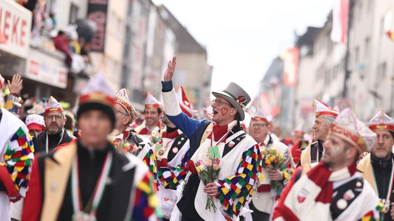 Rosenmontagszüge in Köln, Düsseldorf und Mainz unterwegs Der nordrhein-westfälische Ministerpräsident Hendrik Wüst (CDU) läuft im Kölner Rosenmontagsumzug mit.