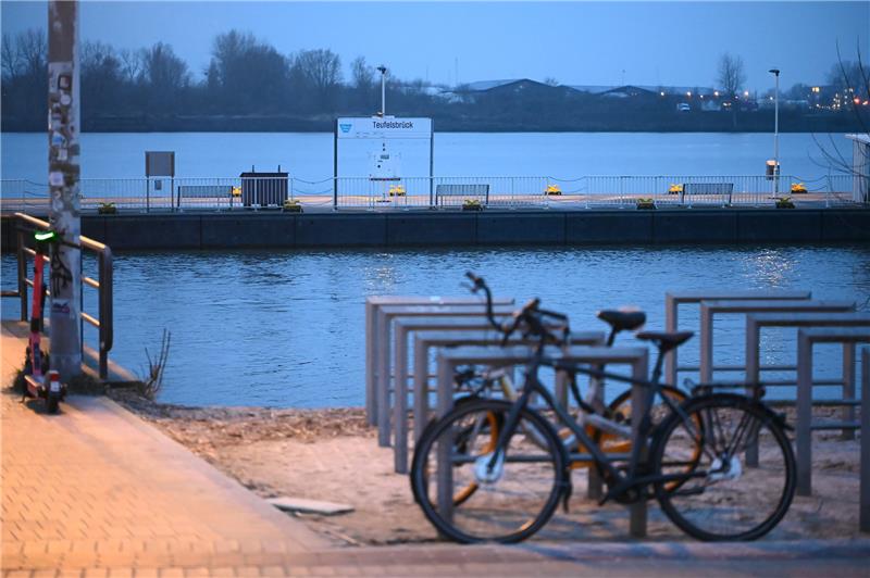 HVV: Totalausfall beim Fährverkehr der Hadag Der normalerweise morgens stark frequentierte Anleger Teufelsbrück ist menschenleer. Foto: Jonas Walzberg/dpa
