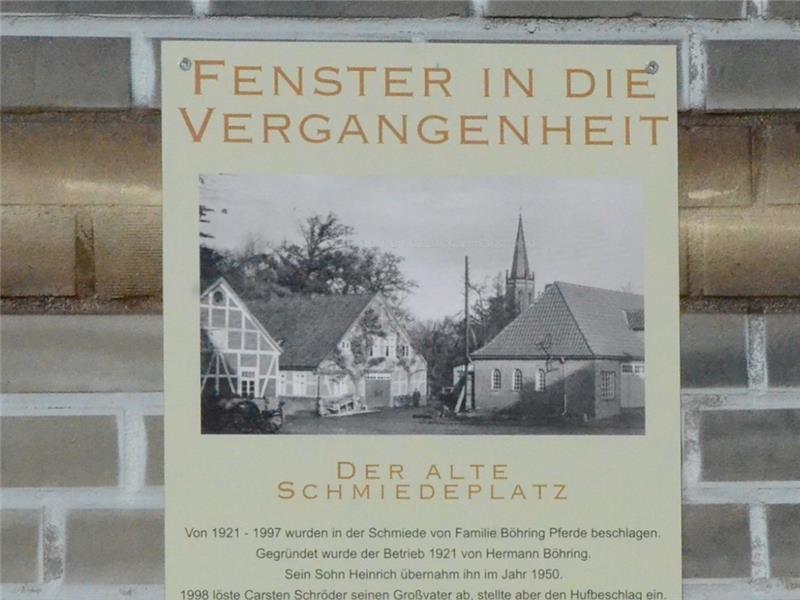 Der obere Teil des Schildes als „Fenster in die Vergangenheit“