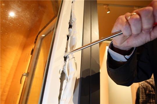 Der oder die Diebe bohrten in Horneburg den Fensterrahmen der Hausarztpraxis auf. Symbolfoto: Bodo Marks/dpa