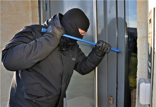 Der oder die Diebe brachen die Haustür auf (Symbolbild). Fotos: Pixabay/Polizei
