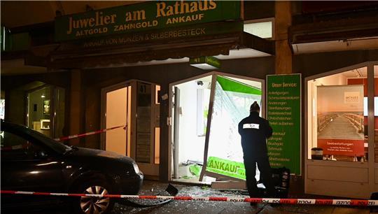 Der oder die Fahrerin des VW Golfs blieb unerkannt.